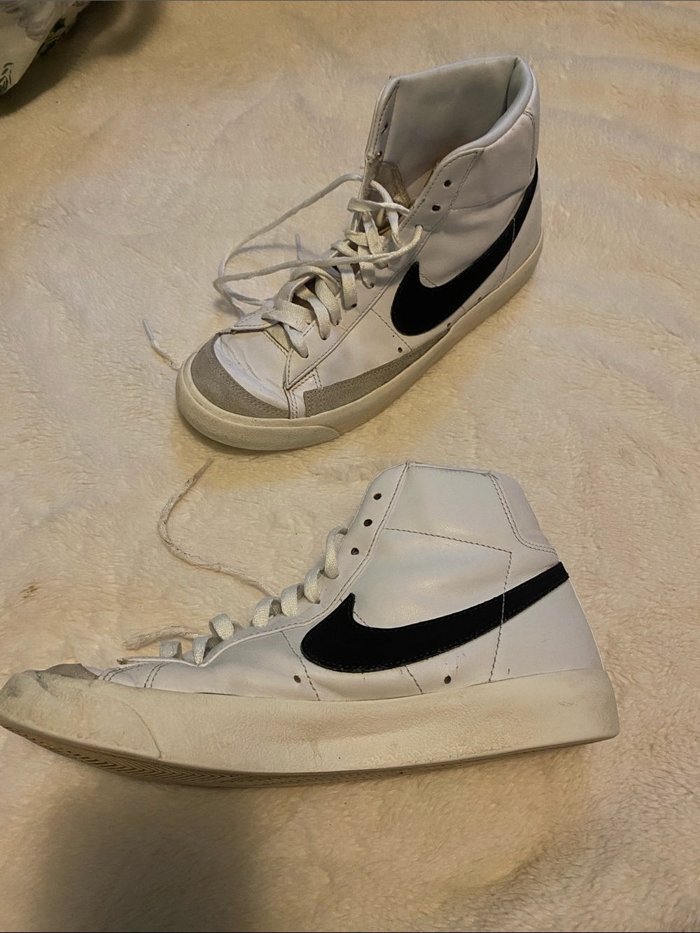 white Nike Men Blazer Mid '77 VNTG sneakers with black swooshes